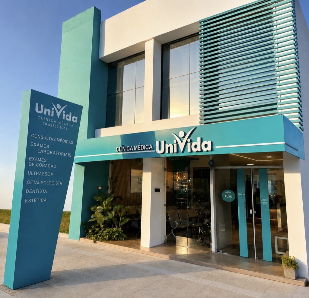 Fachada da Clínica Médica UniVida em Tobias Barreto, com a entrada aberta e a recepção visível pela vidraça.